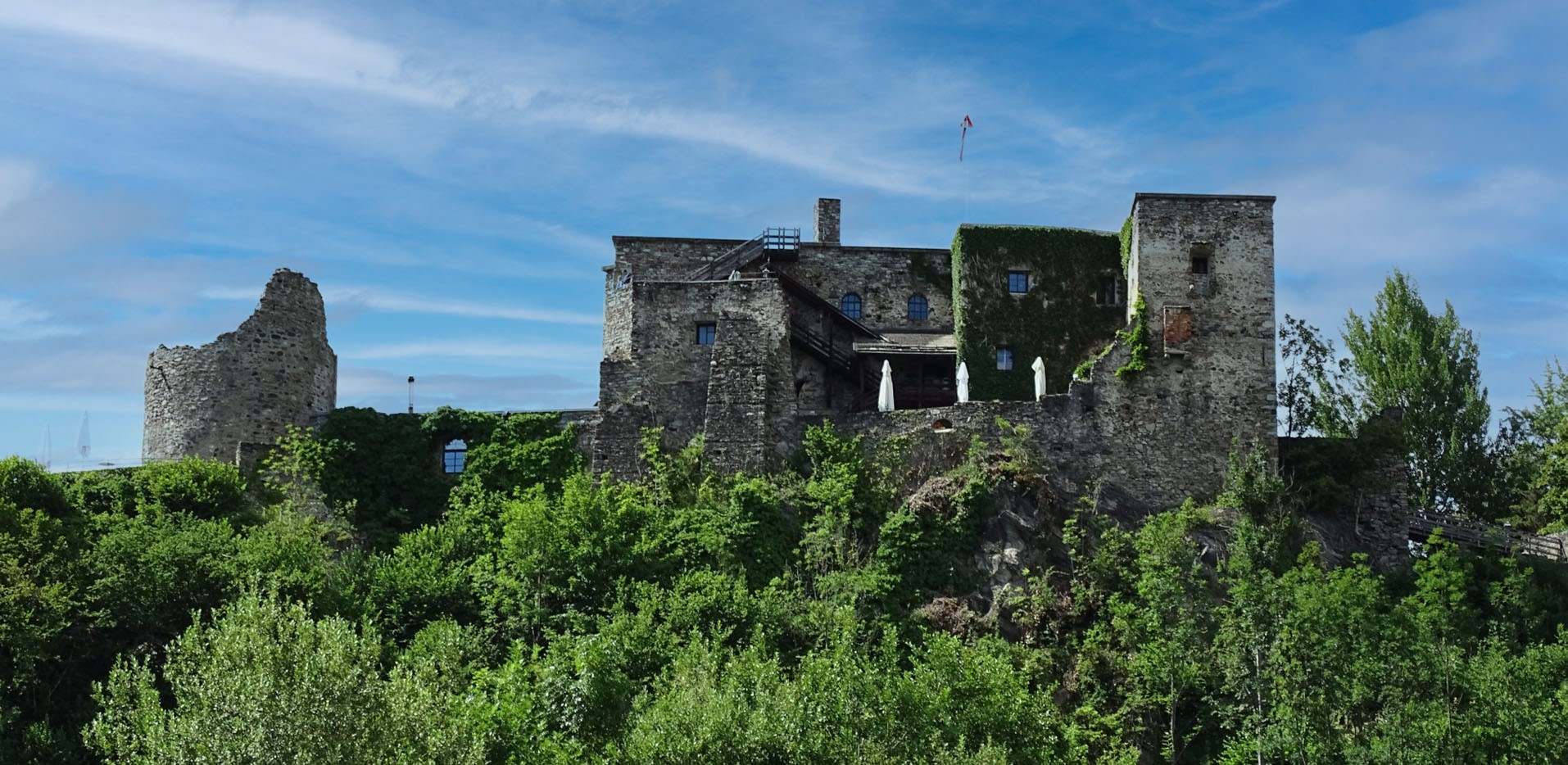 Vorderansicht Burg Sommeregg